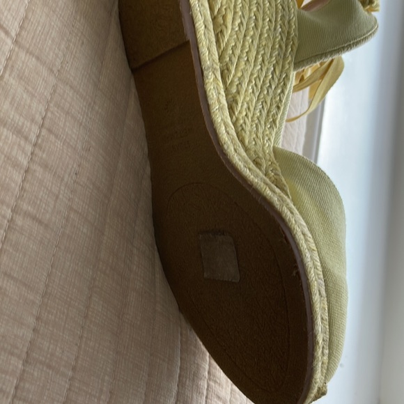 A beautiful yellow lace up wedge almost new - Picture 4 of 4